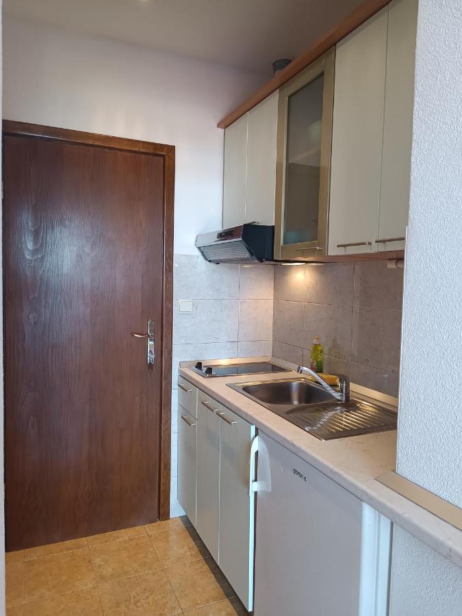 Apartments Niki Брела Екстериор снимка