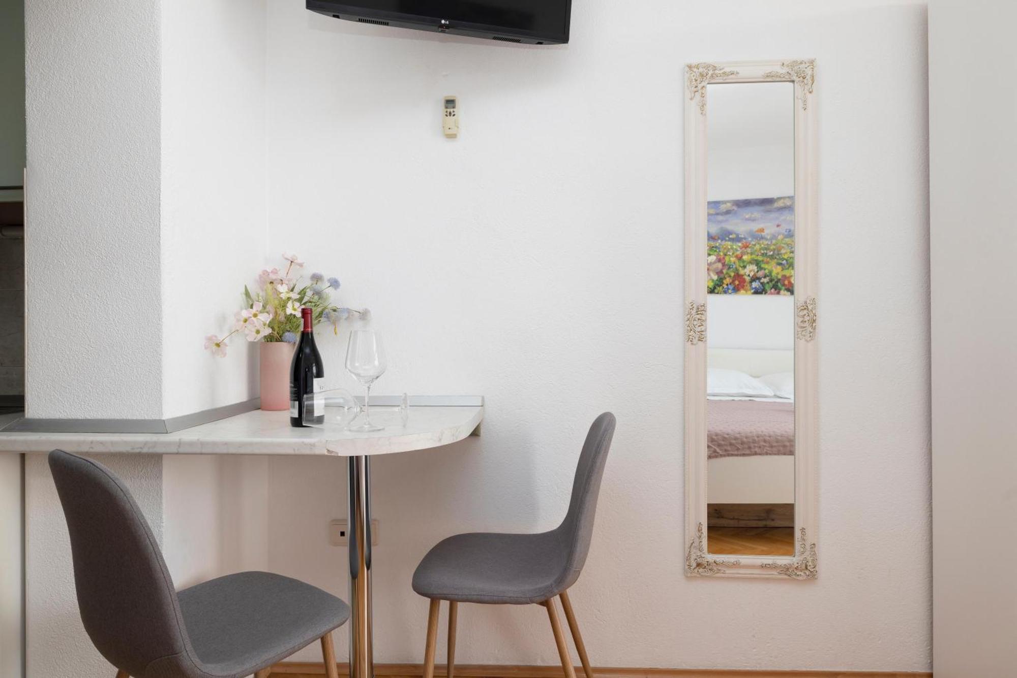 Apartments Niki Брела Екстериор снимка