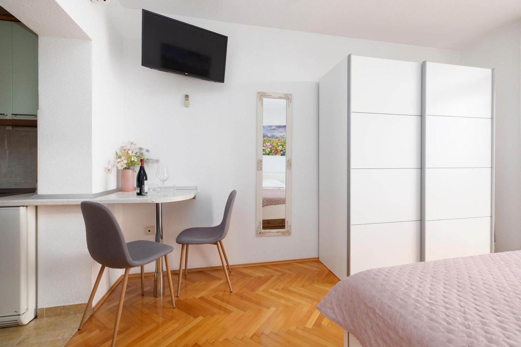 Apartments Niki Брела Екстериор снимка