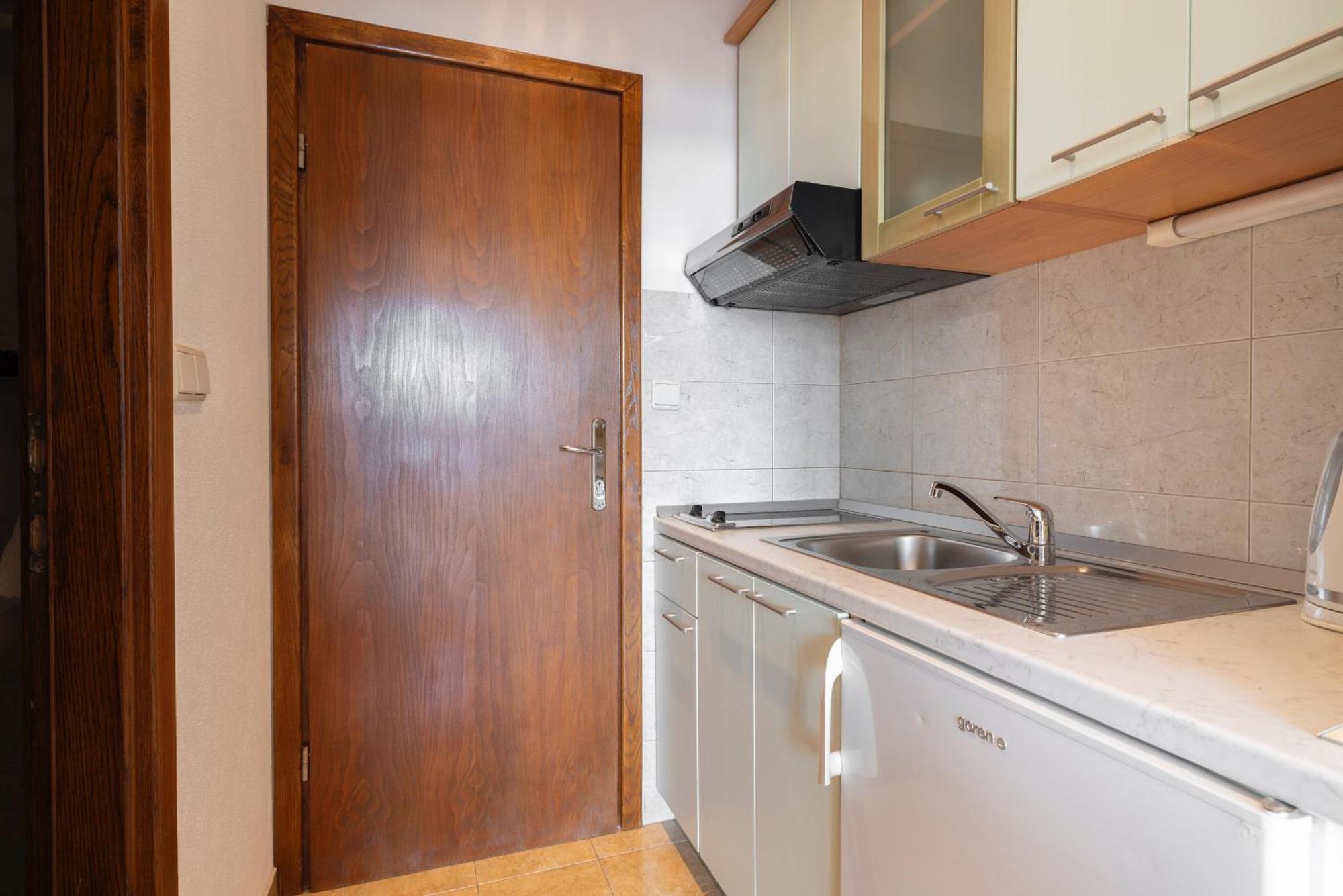 Apartments Niki Брела Екстериор снимка
